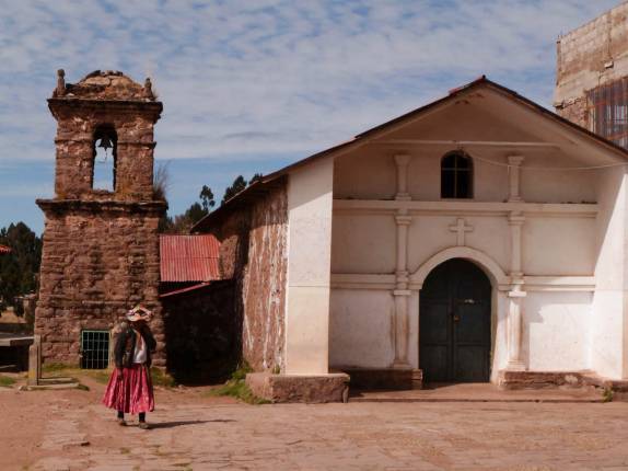 Igreja da praça central da vila em Taquile, no lago Titicaca, no Peru